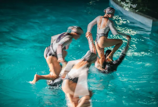 Varadero, Kuba, styczeń 2013 - Tancerze wodni prezentujący swój talent w basenie w hotelowym kurorcie — Zdjęcie stockowe
