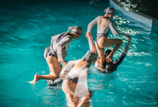 Varadero , Cuba, Jan 2013 - Water ballet performers showing their talent in the pool at a hotel resort — Stock Photo, Image