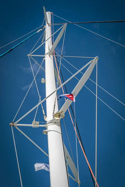 Mastro e bandeira do barco — Fotografia de Stock