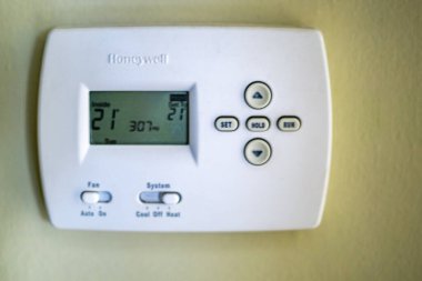 Ev sıcaklığının otomatik kontrolü için termostat