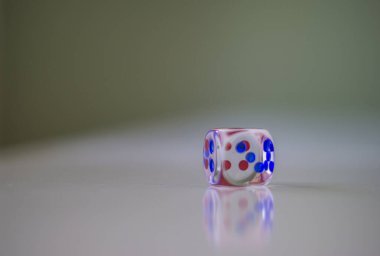 Altı rakam yarı saydam zar