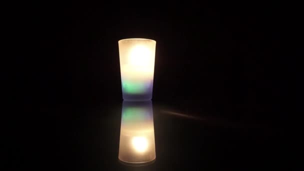 Candela multicolore in un bicchiere — Video Stock