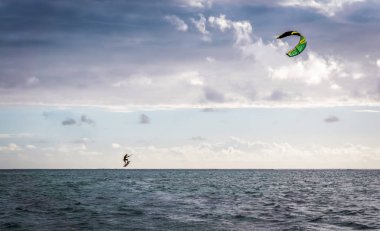 Le Morne sahilinde uçurtma sörfü, Mauritius