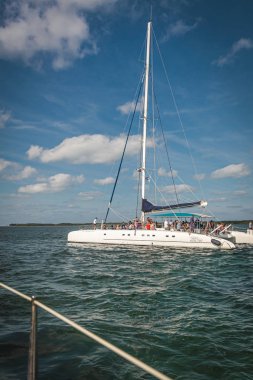 Turistler Küba 'da katamaran gezisinin tadını çıkarıyorlar