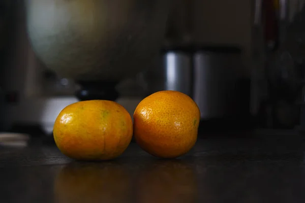 Mandarynki na stole — Zdjęcie stockowe