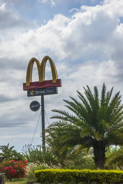 MacDonald 'lar egzotik bir çevre imzalarlar.