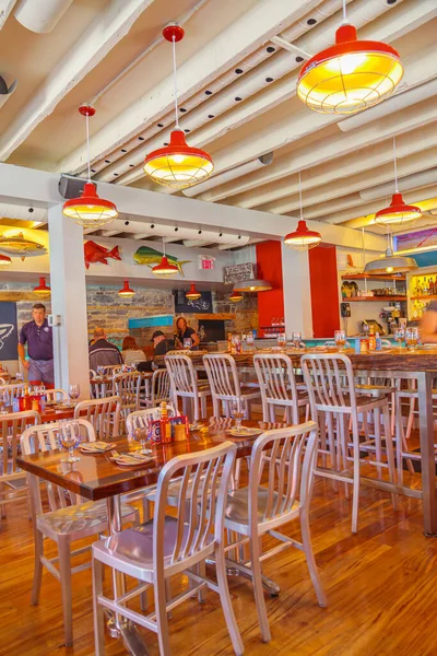 Dentro de un acogedor bar y restaurante iluminado por cálidas luces — Foto de Stock