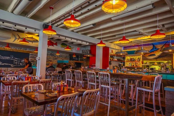 Dentro de um bar acolhedor e restaurante iluminado por luzes quentes — Fotografia de Stock