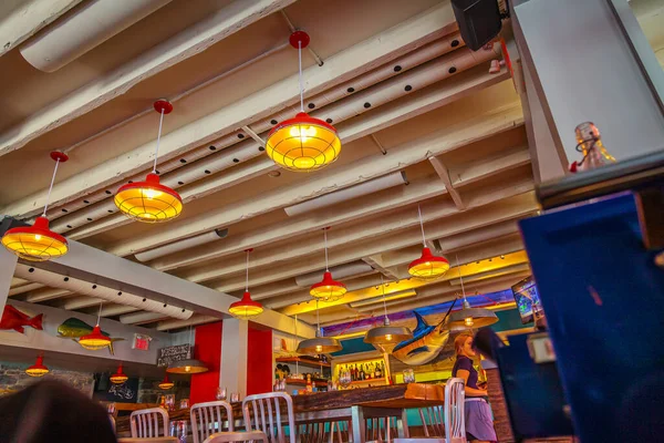 Dentro de um bar acolhedor e restaurante iluminado por luzes quentes — Fotografia de Stock