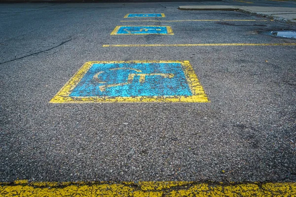 Señales para discapacitados en un estacionamiento —  Fotos de Stock