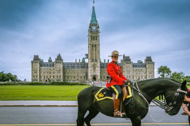 Kanada, Ottawa 'daki Parliament Hill' de Kanada atlı kadın polis memuru.