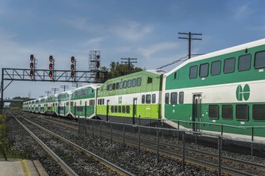 Scarborough, Ontario, Kanada, Ekim 2017 Scarborough istasyonundaki demiryolu sinyal köprüsünün altından geçen tren.