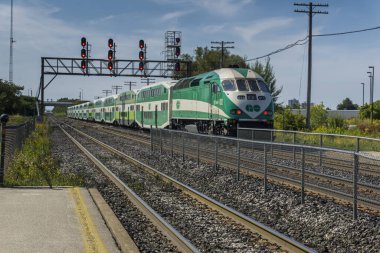 Scarborough, Ontario, Kanada, Ekim 2017 Scarborough 'daki demiryolu işaret köprüsünün altından geçen tren.