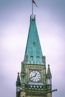 Parliament Hill Ottawa, Kanada, Aug 2005 - Kanada parlamentosunun tepesinde dalgalanan ulusal bayrak