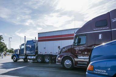 Buffalo, Usa, Temmuz 2005 - Buffalo 'da bir durakta uzun yol kamyonları kuyrukta