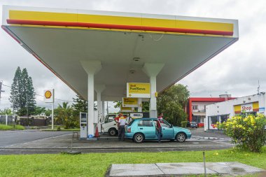 Mauritius, Ocak 2020 - Shell benzin istasyonunda arabalar doluyor