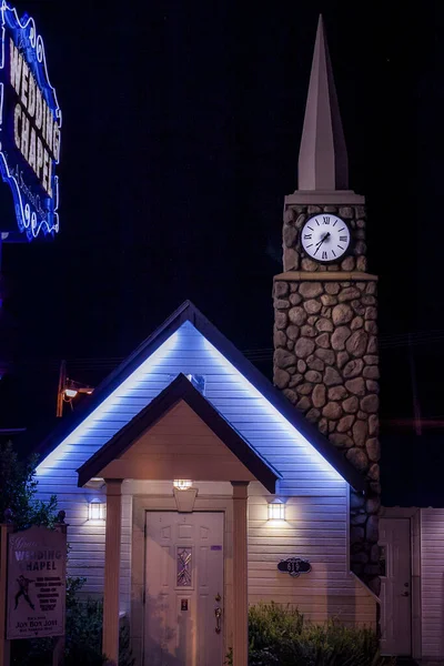 Svatební kaple Graceland, Las Vegas, Nevada v noci — Stock fotografie