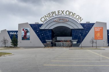  Cineplex Tiyatrosu 'ndaki boş otopark, koronavirüs salgınının etkisi.