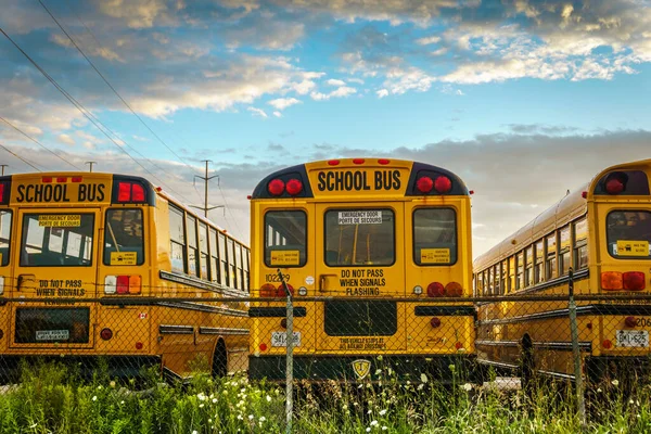 Scuolabus nel parcheggio — Foto Stock