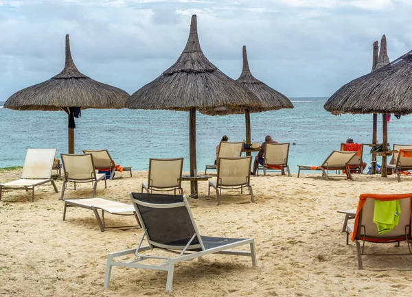 Солом'яні хатини на тропічному піщаному пляжі — стокове фото