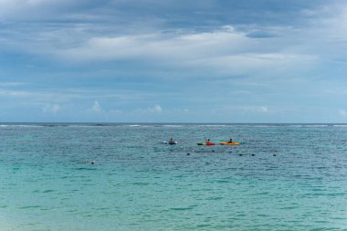 Mauritius adasının gölünde kayak yapan küçük çocuklar.