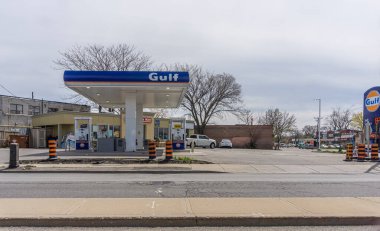 Toronto caddesinde bir körfez petrol istasyonu