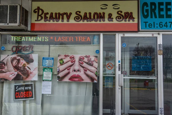 Pequeñas empresas como el cierre del salón de belleza durante la pandemia de la cubierta 19 — Foto de Stock