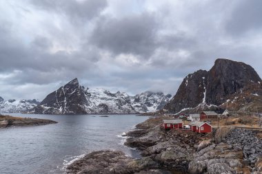 Reine, Lofoten Adaları, Norveç 'te kışın balıkçı kulübesi rorbu.