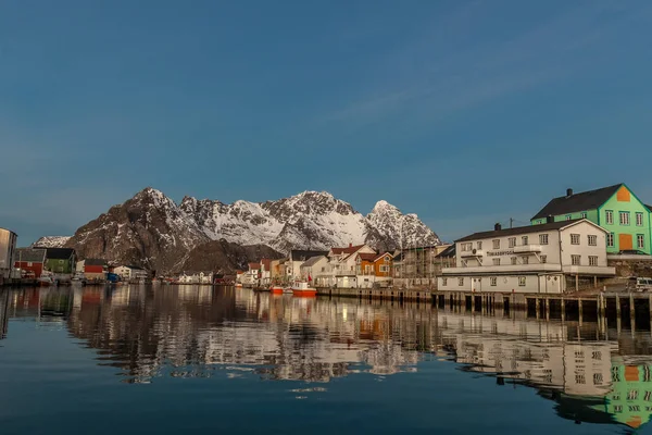 Вигляд рибальського села з типовими будинками і човнами на островах Лофотен (Норвегія).. — стокове фото