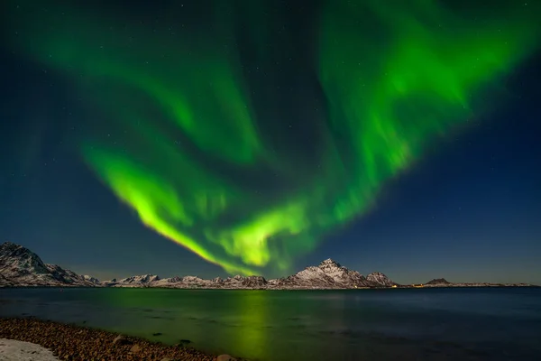 Aurora boreale con montagne sullo sfondo sopra Senja, Norvegia — Foto Stock