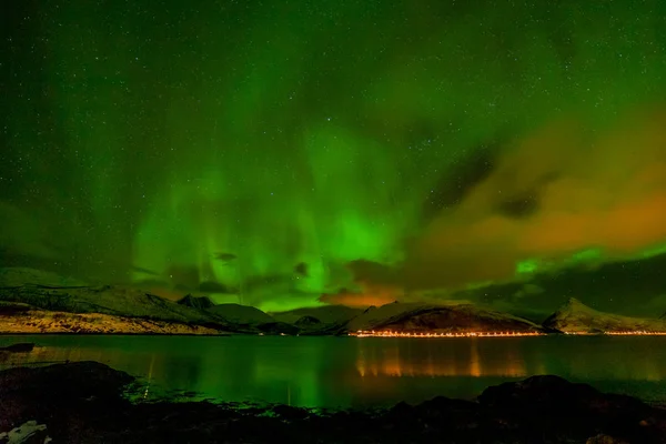 Úžasná aurora borealis, severní světla, přes hory na severu Evropy - Lofotenské ostrovy, Norsko — Stock fotografie