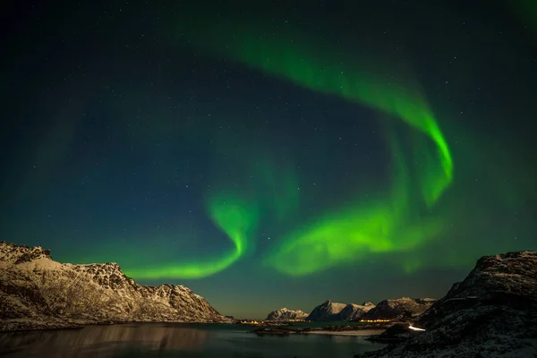 Drámai aurora borealis, sarki fények, hegyek felett Észak-Európában - Lofoten-szigetek, Norvégia — Stock Fotó