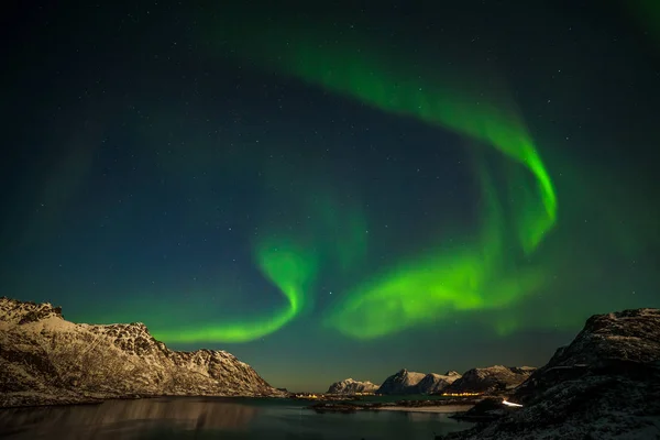 Dramática aurora boreal, luces polares, sobre montañas en el norte de Europa - Islas Lofoten, Noruega — Foto de Stock