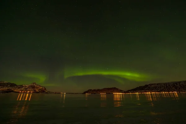 Dramatyczne światła polarne, zorza polarna nad górami na północy Europy - wyspy Lofoten, Norwegia — Zdjęcie stockowe