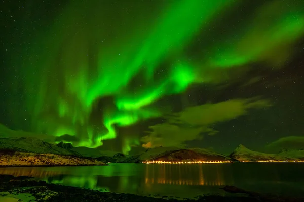 Csodálatos északi fények, Aurora borealis át a hegyeken Észak-Európában - Lofoten szigetek, Norvégia — Stock Fotó