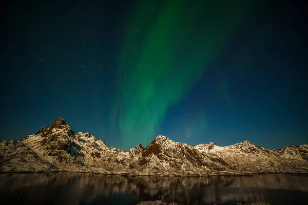 놀라운 북극광, 북유럽 의산들 위로 펼쳐진 오로라 보렐 리스 - 노르웨이 의루 푸 텐 섬들 — 스톡 사진