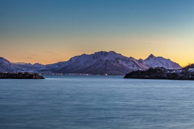 Norveç, Lofoten adası üzerinde inanılmaz bir günbatımı. Dramatik kış manzarası