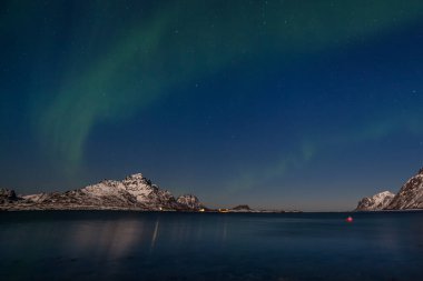 Kuzey ışıkları, Kuzey Avrupa 'nın dağları üzerinde Aurora borealis - Lofoten adaları, Norveç