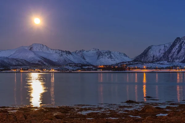 Erstaunlicher Mondaufgang während blauer Stunden, mit schöner Reflexion. Lange Verschlusszeit — Stockfoto