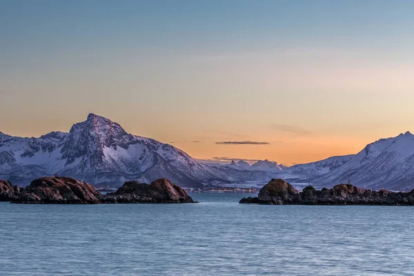 Increíble puesta de sol sobre la isla de Lofoten, Noruega. Paisaje invernal dramático — Foto de Stock