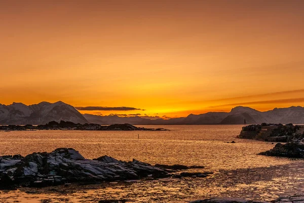 Amazing Sunset over Lofoten island, Norway. Dramatic winter landscape — Stock Photo, Image