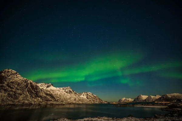 Increíbles luces del norte, Aurora boreal sobre las montañas en el norte de Europa - Islas Lofoten, Noruega — Foto de Stock