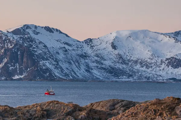 Bateau de pêche avec coucher de soleil incroyable en arrière-plan à Lofoten, Norway . — Photo