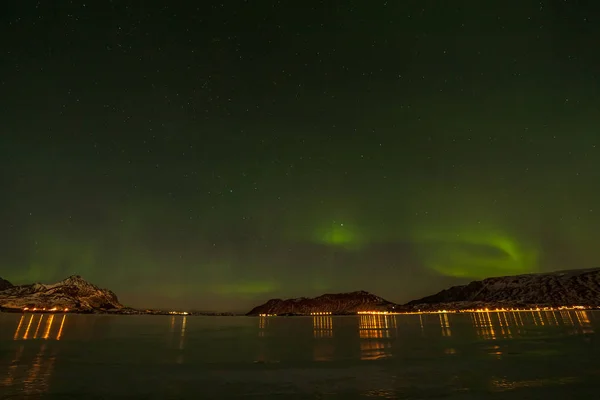 Increíbles luces del norte, Aurora boreal sobre las montañas en el norte de Europa - Islas Lofoten, Noruega — Foto de Stock