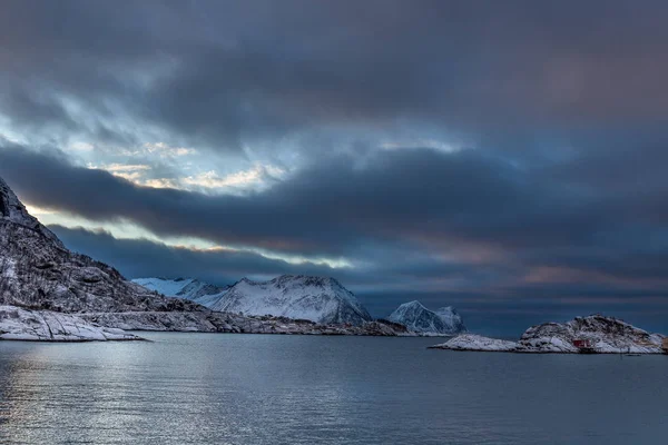 Amazing Sunset sob hora azul sobre fiorde em ilhas Lofoten, Noruega . — Fotografia de Stock