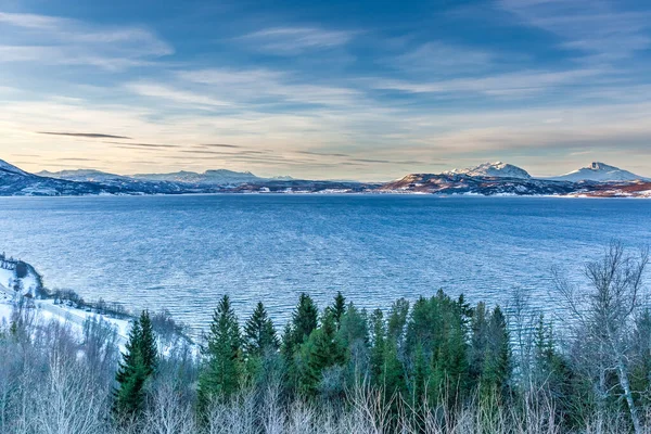 Niesamowity zachód słońca w błękitnych godzinach Nad Górą i fiordem, Krajobraz Zimowy, Norwegia — Zdjęcie stockowe