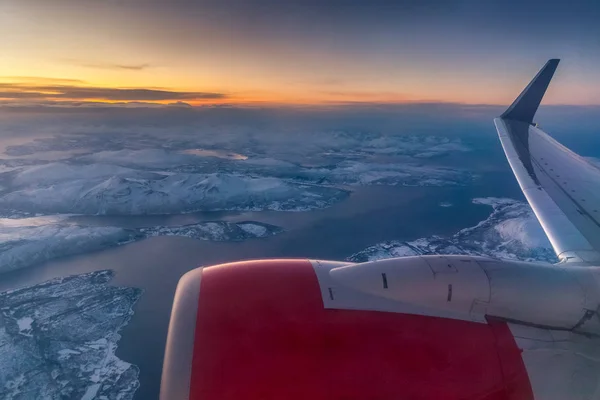从飞机窗户看到日落时美丽的积云，真正的色彩 — 图库照片