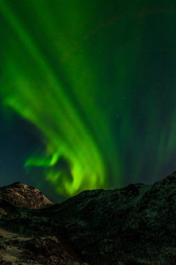 Güzel Aurora Borealis, kutup ışıkları, Kuzey Avrupa 'daki dağların üzerinden - Lofoten adaları, Norveç