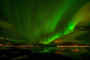Kuzey Avrupa 'daki Lofoten adaları, Norveç' teki dağların üzerinden dramatik aurora borealis, kutup ışıkları.