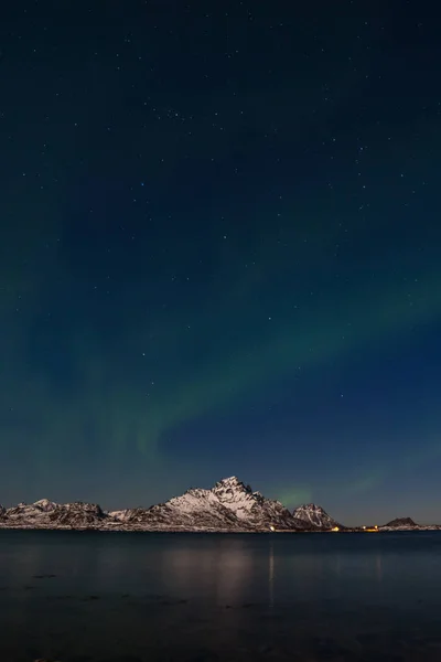 Dramática aurora boreal, luces polares, sobre montañas en el norte de Europa - Islas Lofoten, Noruega — Foto de Stock